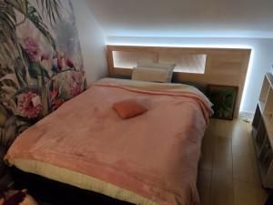 Photo de galerie - Tete de lit avec rétro-éclairage led + cannage