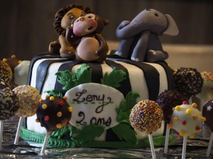 Photo de galerie - Gâteau d’anniversaire avec gâteau au chocolat blanc et ganache chocolat noir
