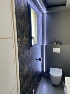 Photo de galerie - Peinture/papier peint/ intégration ruban led / carrelage / installation des accessoires wc 
