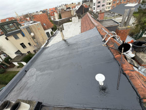 Photo de galerie - Pose d’une résine d’étanchéité, afin d’éliminer toutes les fuites sur toiture plate, toit, terrasse