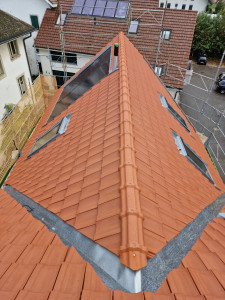 Photo de galerie - Toiture en tuile mécanique avec deux noue en zinc 3 velux et l'étanchéité de panneaux solaire