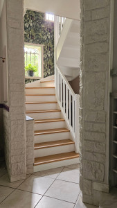 Photo de galerie - Après la mise en peinture de la cage d'escalier finitions marche plus contre marche plus pose de papier peint a raccord 