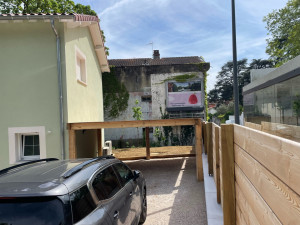 Photo de galerie - Pose d’un clostrat bois sur le mur , pose des margelles en béton , réalisation du terrassement en gravillon blanc . 