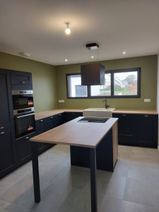 Photo de galerie - Rénovation complète avec pose de cuisine : préparation, peinture, installation des meubles, plan de travail, électroménager et raccordements. Finitions propres.