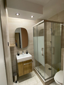 Photo de galerie - Rénovation complète d’une salle de bain pour appartement en bord de plage.