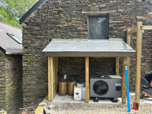 Photo de galerie - Réalisation d’une cabane de pompe à chaleur en bois classe 4 traité à cœur et ardoise naturelle 