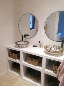 Photo de galerie - Salles de bains, miroirs et détails