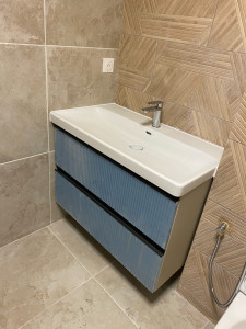 Photo de galerie - Montaje meuble e lavabo plus mitigeur e racorde sur le reseau de eau e vidanje