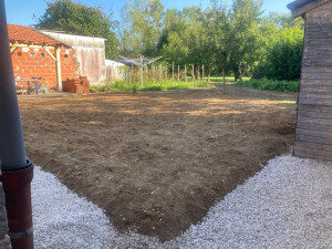 Photo de galerie - Mise en place place de terre végétale, puis réalisation du gazon. 