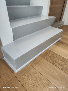 Photo de galerie - Mise en peinture d'un escalier béton en résine époxy 