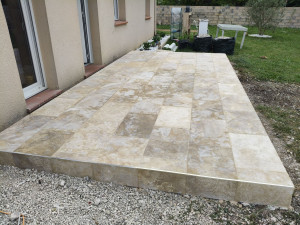 Photo de galerie - Réalisation d'une terrasse en travertin