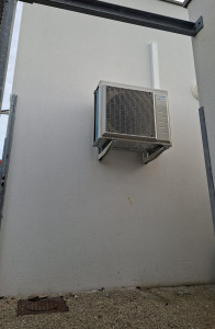 Photo de galerie - Installation d’une pompe à chaleur air-air (climatisation réversible).