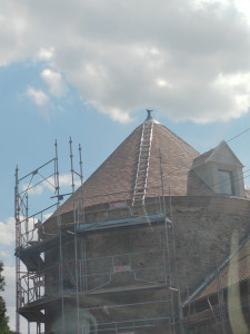 Photo de galerie - Réalisation d'une tour en tuiles plates 