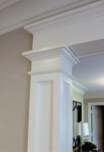 Photo de galerie - Mise en œuvre de corniches décoratives. Pose et peinture de moulures au plafond pour une finition architecturale précise. Un détail qui transforme l'espace.