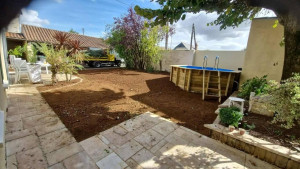 Photo de galerie - Création d'une cours avec nouvelle terrasse ,montage d'une piscine et remise en terre 