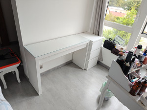 Photo de galerie - Montage de la coiffeuse et de la petite commode. 