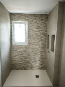 Photo de galerie - Salle de bain en faïence imitation parement et 60x60