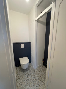 Photo de galerie - Suite à la pose du toilette suspendu et du carrelage, mise en peinture de la totalité de la pièce (mûrs anciennement jaunes finition laquée)