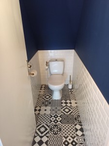Photo de galerie - Rénovation complète d'un WC, changement des toilettes, carrelage sol, ratissage des murs et mise en peinture, pose de la faïence type métro.