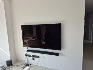 Photo de galerie - Fixation tv et barre de sol au mur 