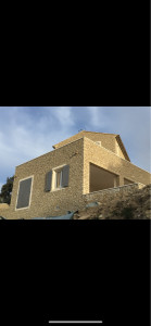 Photo de galerie - Habillage complet de la maison en pierre, réalisé à Gordes en 2019, avec une exigence de finition parfaite demandée par le client.