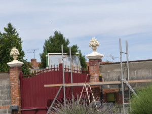 Photo de galerie - Pose de coupe de fruits en pierre sur pillasse 