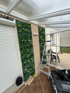 Photo de galerie - Décoration véranda (tasseaux + mur végétal) 