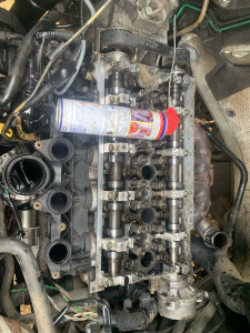 Photo de galerie - Remplacement joint cache culbuteur , du kitt joint etancheliter haut moteur 