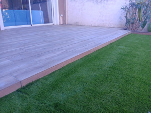 Photo de galerie - Pose de gazon synthétique + réalisation d'une chape et pose de carrelage