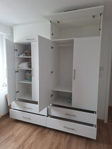 Photo de galerie - Création d'une armoire avec tiroirs penderie étagères 