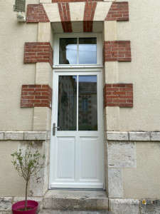 Photo de galerie - Pose d’une porte d’entrée en bois, avec imposte en partie haute