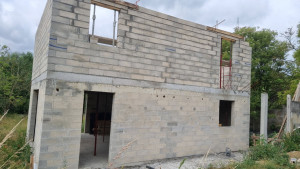 Photo de galerie - Construction de maison individuelle .pose de parpaing et realisation de plancher