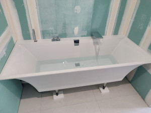 Photo de galerie - Pose de baignoire de lux y compris les
 alimentations d'eau 