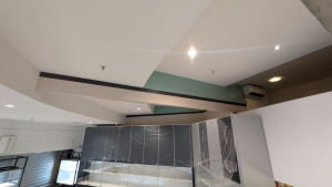 Photo de galerie - Peinture haut de mur en trois couleurs différentes avec nacelle