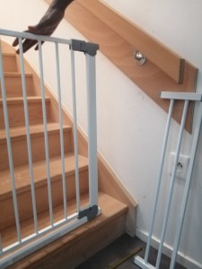 Photo de galerie - Barrière d'escalier, adaptée à la largeur et bien solide, pour éviter aux petits enfants de faire des galipettes un peu risquées... 