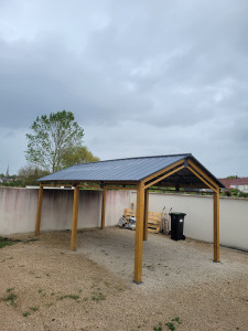 Photo de galerie - Montage d'un carport bois de cèdre 