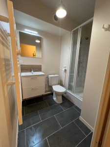Photo de galerie - Réfection de salle de bain complète : 
Paroi de douche / Carrelage / WC / Peinture / Meuble / Chauffage