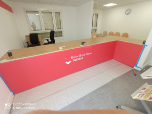 Photo de galerie - Mur d'accueil peint en rose avec finition soignée dans un espace professionnel.   Travail propre et bien protégé.