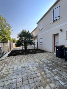 Photo de galerie - Après chantier : Un espace propre, fonctionnel et esthétique. Terrain remis à niveau, pavage réalisé avec soin et futur parking prêt à être utilisé.