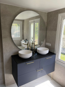 Photo de galerie - Meuble de salle de bain double vasque avec miroir 