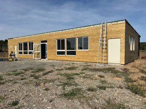 Photo de galerie - Pose de bardage sur un bâtiment agricole 