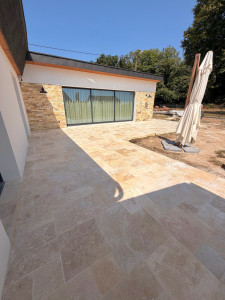 Photo de galerie - Après la pose du travertin en finition opus Romain sur 65m2 et les joints de fini.