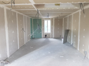 Photo de galerie - Rénovation complète d'une grange.
Travaux effectués :
- electricité 
- plomberie
- isolation 
- placoplatre 
- ragréage
- fenêtres 
peinture, sols, escalier... par la suite.