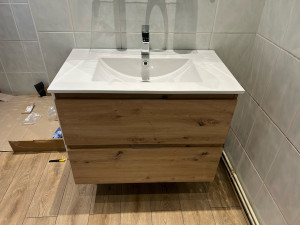 Photo de galerie - Pose d’une meuble vasque dans une salle de bain 