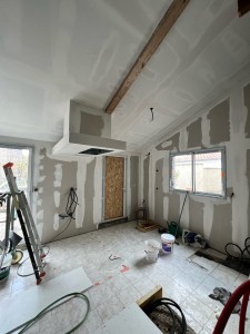 Photo de galerie - Extension d’une habitation en bois avec hotte intégrée sur mesure.