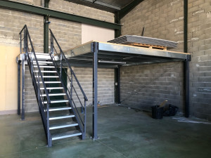 Photo de galerie - Montage d’une mezzanine métallique