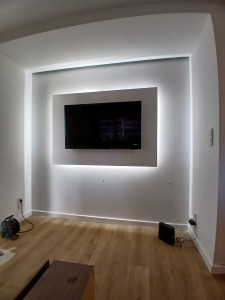 Photo de galerie - Pose placo, et installation éclairage LED en partie haute et autour de l'écran TV