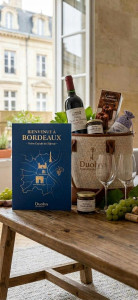 Photo de galerie - Kit d'accueil premium avec produits locaux bordelais (vin, canelés).