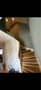 Photo de galerie - Montée escalier papier peint et peinture 