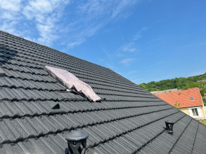 Photo de galerie - Rénovation de toiture application d’une résine colorée 
